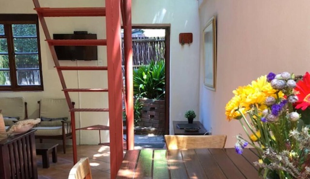 Self-contained, secure, well equipped, Wifi, cottage Newlands