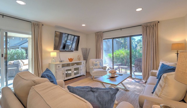 SHIPYARD - WALK TO BEACH & STEPS TO POOL. Bright corner unit & golf course view