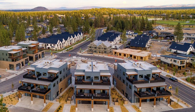 Sleeps 40! 8 Modern Units/20 BDRs w/Deck+Hot Tub, 10mins to Downtown & Old Bend