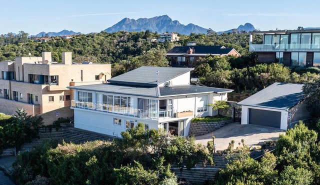 Solyn Villa Luxury Garden Route Villa in Wilderness