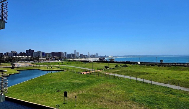 Spacious 3-bedroom apartment with WiFi, AC in marvelous Durban 6 sleeper