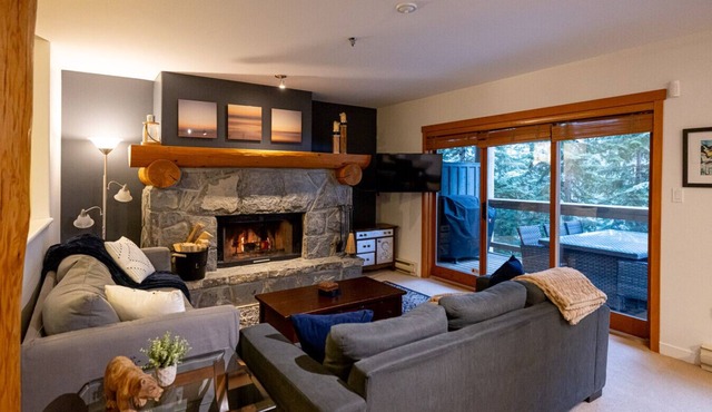 Spacious 3BR:Sleeps 8 Comfortably,Pool,Hot Tub,Patio+BBQ& Near Valley Trail! in Whistler