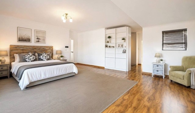 Spacious 5 Bedroom family Home, with a garden and braai facilities in Cape Town