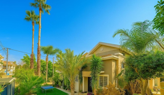 Spacious 6-bedroom villa with jacuzzi & heated pool in Rishon LeZion in Rishon LeZion