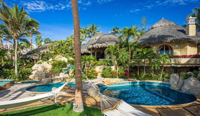 Spacious 7 BR Luxury Beachfront Villa Las Rocas w/Pool, Jacuzzi, BBQ + More!