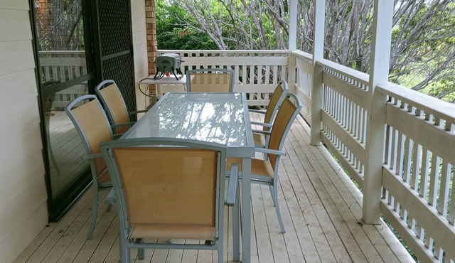 Spacious, comfortable, Pet Friendly 3-Bed House minutes from the Big Pineapple in Woombye
