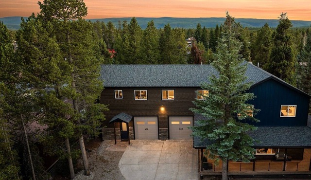 Spacious Group Getaway * Make Memories 1 mile from Yellowstone! in West Yellowstone