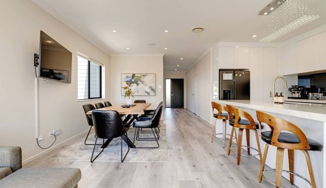 Spacious Home | 2 Lounges, Gym & Deck near Manukau in Auckland South