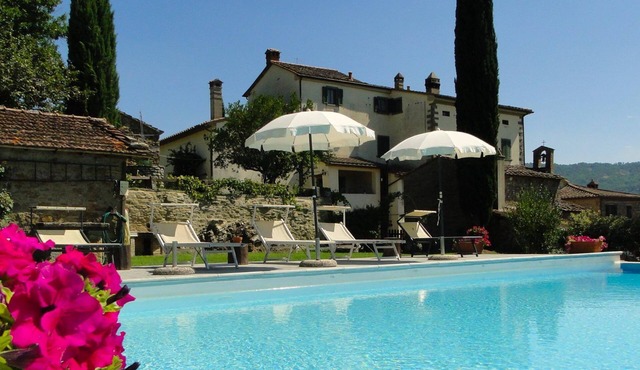 Spacious Tuscan Villa with Large Pool near Castiglion Fiorentino.