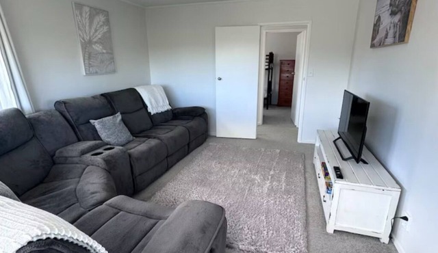 Spacious West Auckland Accommodation