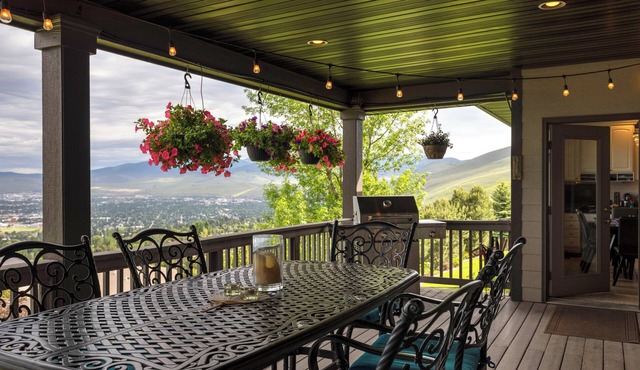 Spacious with stunning views overlooking Missoula with gameroom and gym in Missoula