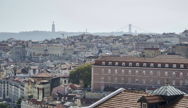 Spectacular View and Lower Rio 2BD APT * CENTRAL * in Lisboa