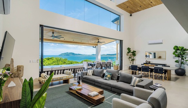 Staffed Luxury Oceanview Villa w/golfcart, jacuzzi, infinity pool &breakfast