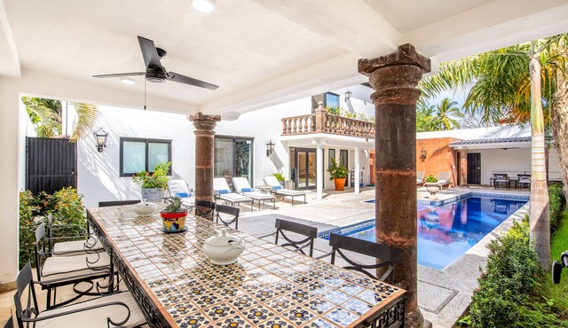 Staffed Luxury Villa, Central PV, 2 Pools, Fine Art & Breakfast Included!