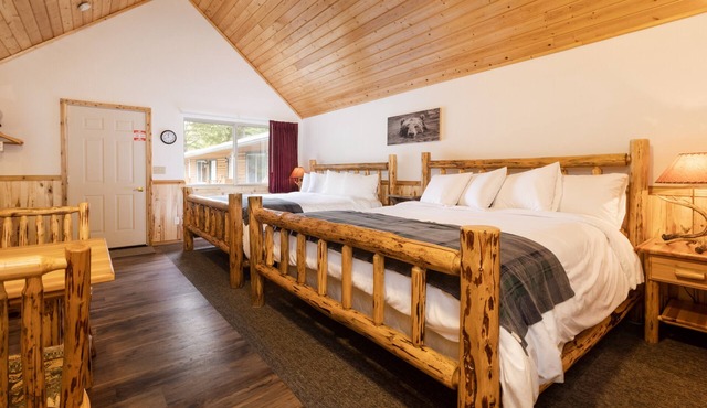 Studio 2 King Bed, Full Bath, Full Kitchen 10 Minutes from West Glacier Park! in Hungry Horse