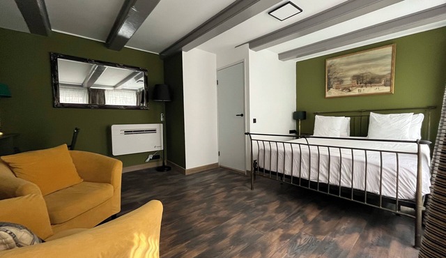 Studio/hotel room in the heart of the city in 18th century house. Very private.