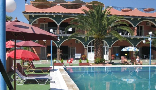 Studio, Shared Pool Within Easy Reach Of Beaches and near Aqualand waterpark in Corfu