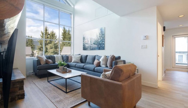 Stunning 3-Bed: Private hot tub, True Ski-In!