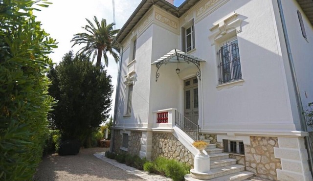Stunning Belle Epoque Villa in the heart of Cannes, private pool, secure parking in Cannes