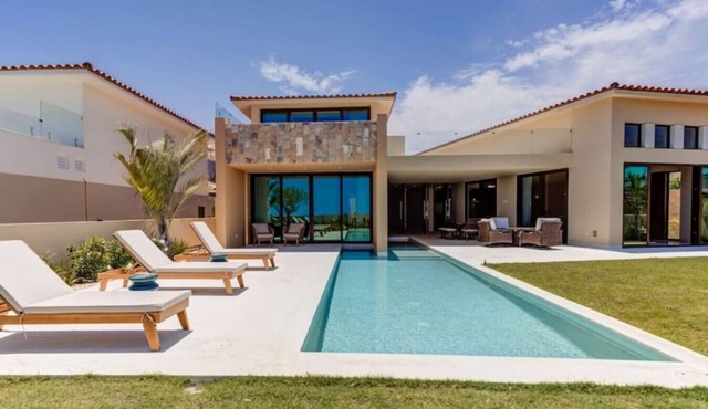 Stunning Villa with private Pool + Jacuzzi & Ocean View
