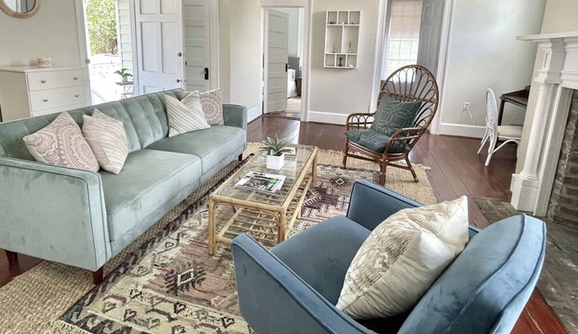 Stylish Downtown Apartment: Private Porch and Parking close to MUSC and King St
