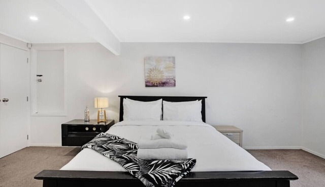 Sunny Beam Guest Suite with Parking & Kitchenette