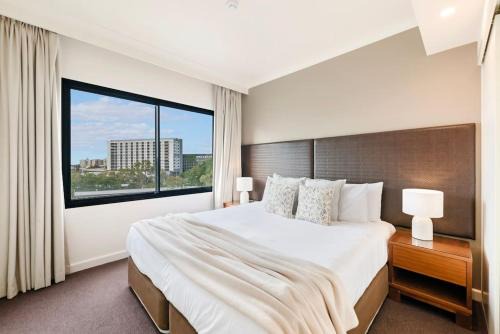 Sweeping Harbourfront Views atop Tropical Resort in Darwin