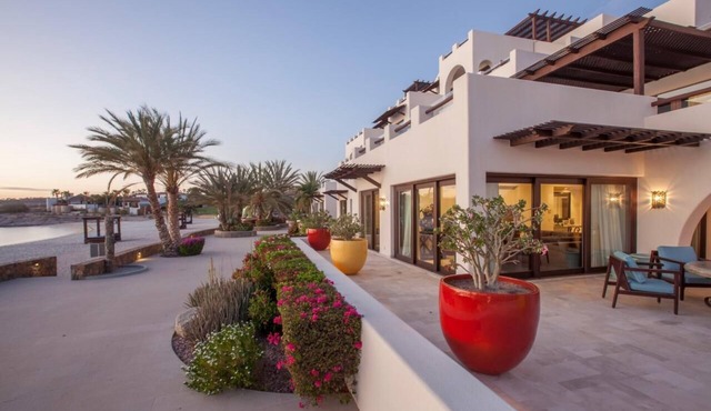 Swimmable Beachfront Penthouse w/Pool, Hot Tub, Gym, Walk to Town & Sea Views in La Paz