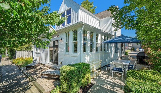 THE B-HIVE: 5 BDRMS. 3 FULL BATHS. ACCOMMODATES 11 GUESTS! in South Haven