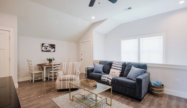 The Coastal Carriage - Pet Friendly Retreat in the Heart of Old Town Bluffton