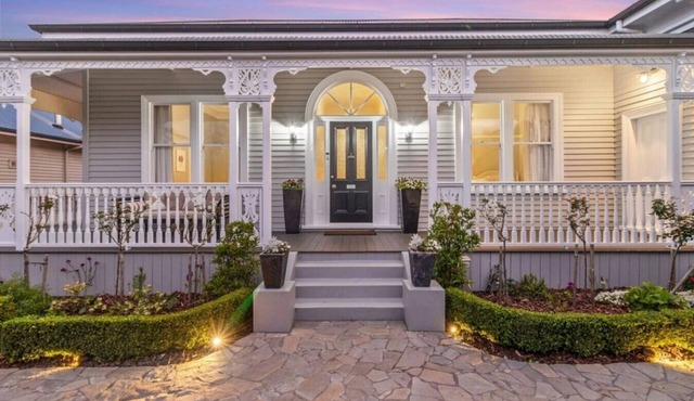 ⭐️ The Devonport Villa by Homello ⭐️| Hot Tub Sea Views Walk to Devonport Village in Devonport