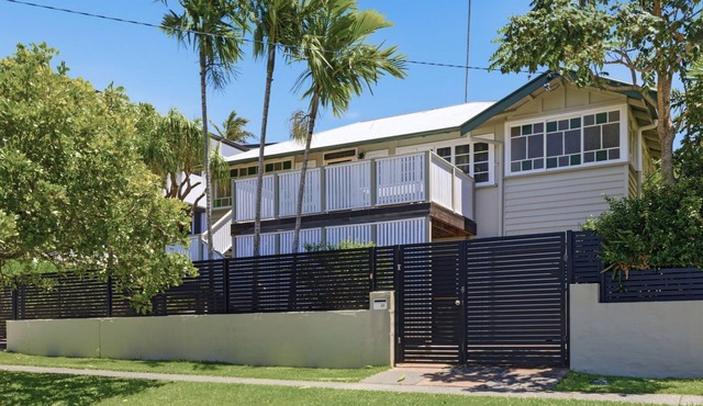 The Queenslander - Pet Friendly Home in Coolangatta - Min. 3 Night Stays!