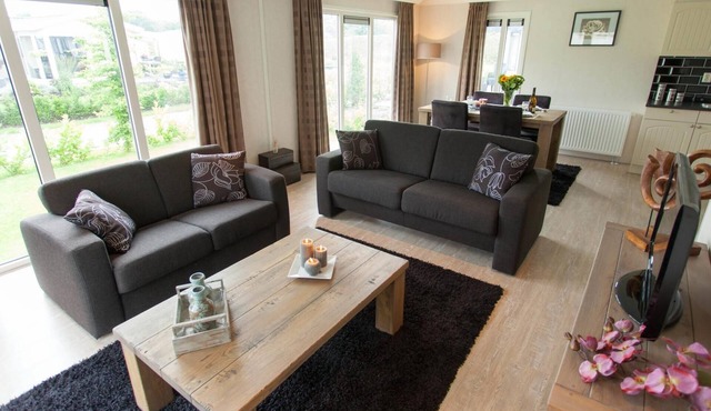 This comfortable home offers an ideal mix of peace, comfort and coziness, set in the characteristic polder landscape of North Holland. Here you can enjoy relaxed days together, surrounded by nature and wide open spaces.