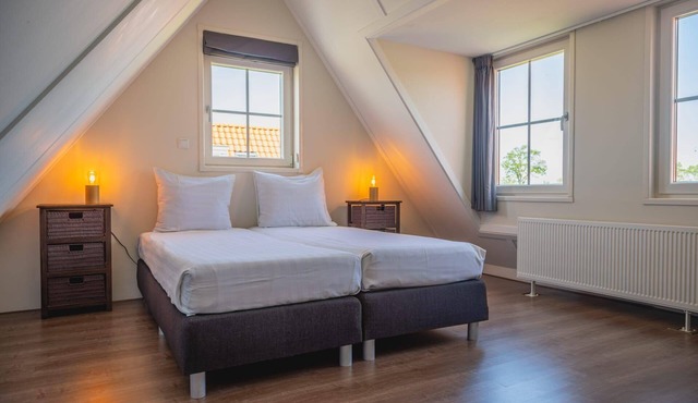 This comfortable home combines an authentic North Holland atmosphere with modern conveniences, so the holiday feeling starts the moment you arrive. Surrounded by the classic polder landscape, you can enjoy peace and space here, with towns, water and in West-Graftdijk