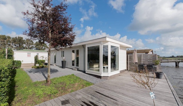 This cozy holiday home offers everything you need for a relaxing stay with family or friends in the beautiful polder landscape of North Holland. Enjoy peace, space and typical Dutch nature, while charming towns, the beach and water-based activities a