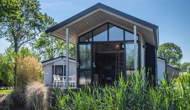 This detached lodge is surrounded by nature and gives you the feeling of a cozy hideaway, ideal for those who want to escape the hustle and bustle of everyday life for a while. Its location in the green polder landscape ensures peace and a beautiful