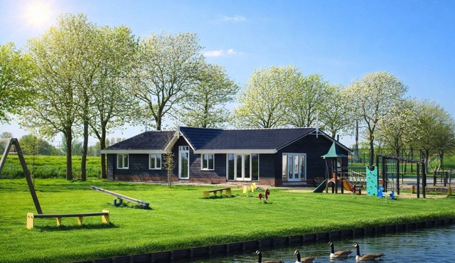 This group accommodation is a spacious, detached holiday home. It is perfect for large families, groups of friends or family gatherings where spending time together is central. Its location in the green polder landscape of North Holland immediately c in West-Graftdijk