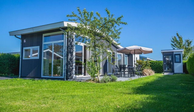 This single-storey home is set amid the characteristic polder landscape of North Holland and offers a pleasant balance between relaxation and views of the green surroundings. Here you can experience true outdoor living, with all comforts within easy