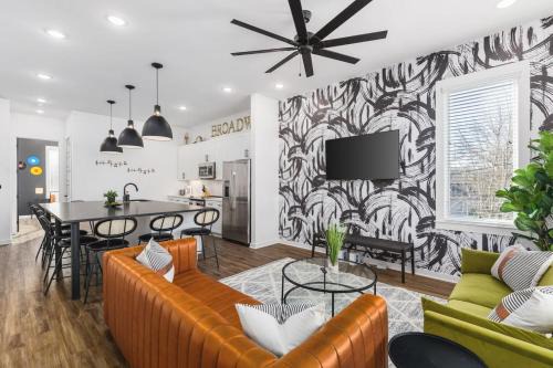 TWO Adjacent Homes Sleeps 24 Only 3 miles to Broadway in Nashville