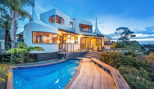 Unique Waterfront Retreat in Auckland