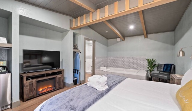 Updated King Bed with Jacuzzi! Stay on Stateline at Blue Jay Lodge