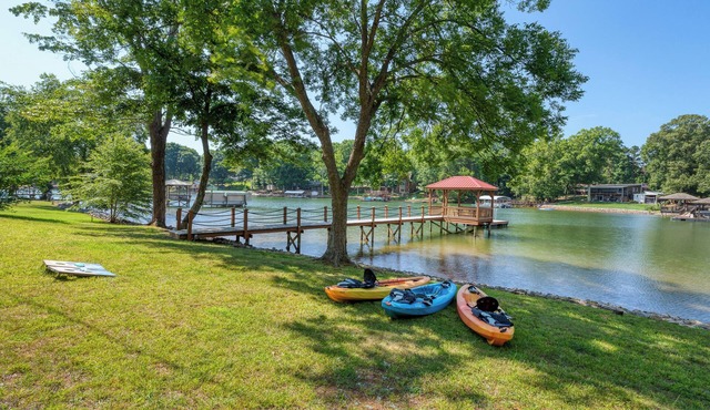 Updated & Beautiful Lakefront Cottage on Deep-Water Cove! "13 ft Deep Off Dock"