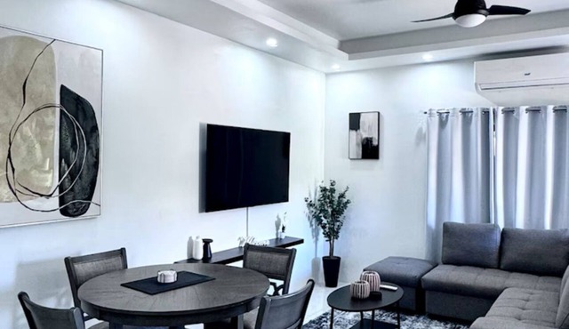 Upscale Urban Oasis - Luxury Two Bedroom Apt Prime Location mins from the beach