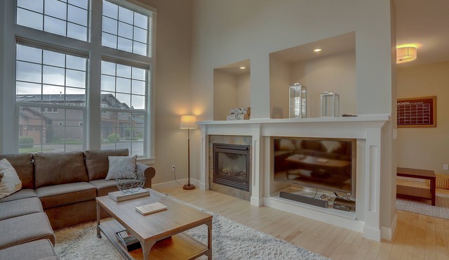 Vantage Point - Hot Tub, Updated, Outdoor Spaces, Steps to Old Mill and River