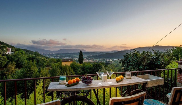 Villa Alice, panoramic stone farmhouse to sleep 10 with pool in Lucca