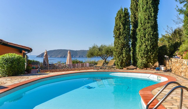 Villa 'Elba Offsite' with Sea View, Wi-Fi and Air Conditioning