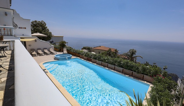 Villa Elena is a prestigious villa with a pool and suggestive sea view.