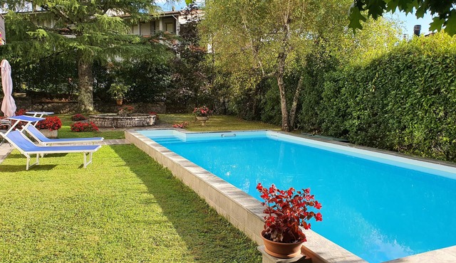 Villa & private pool in village, restaurants, pizza oven, free organic produce