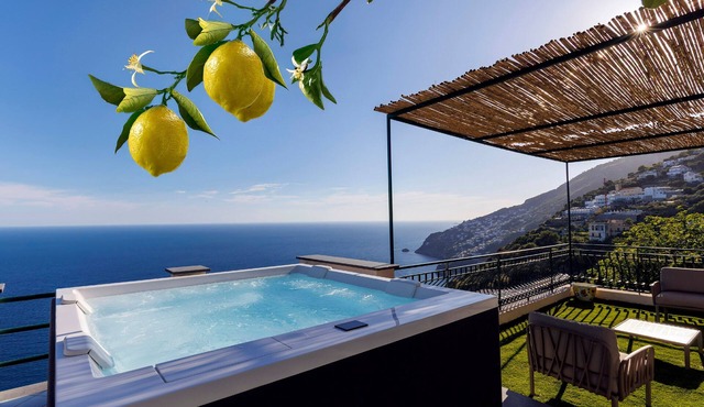 Villa Le Porpore between Positano and Amalfi, with an enchanting sea view.