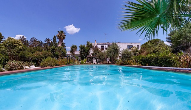 Villa 'Olivia' with Shared Pool, Wi-Fi and Air Conditioning in Lecce